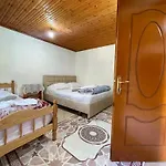 Lokthi Guesthaose Тети